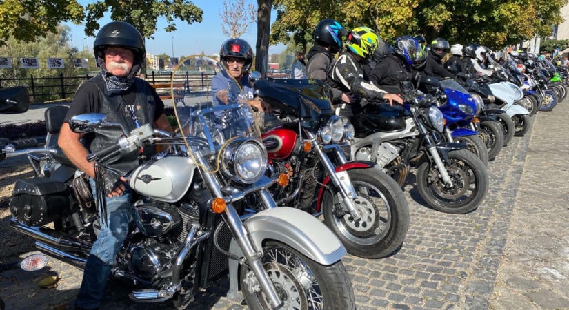 Felbőgtek a motorok Baján: háromszázan tisztelegtek Bálind Mátyás emléke előtt  fotók