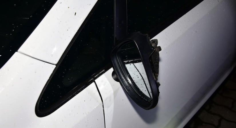 Három csákányütéssel tett tönkre egy autót egy borsodi nő