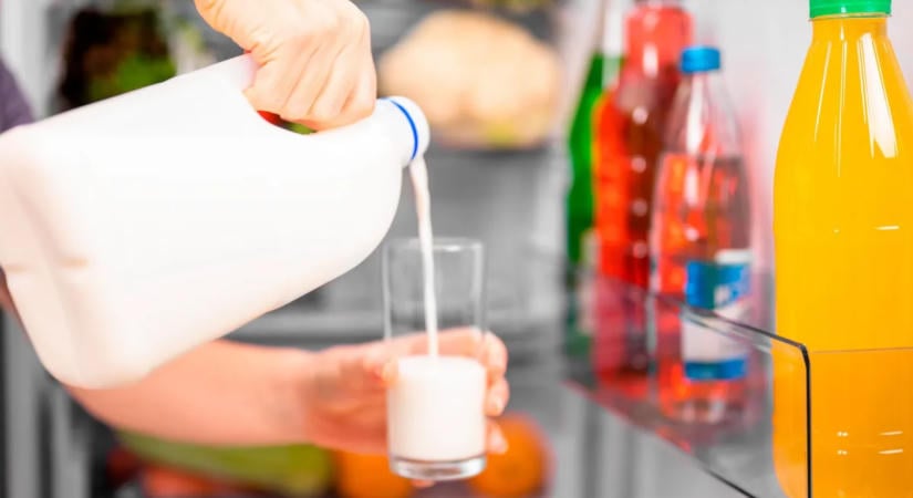 Ezt szinte mindenki elrontja: nem szabad így tárolni a tejet a hűtőben