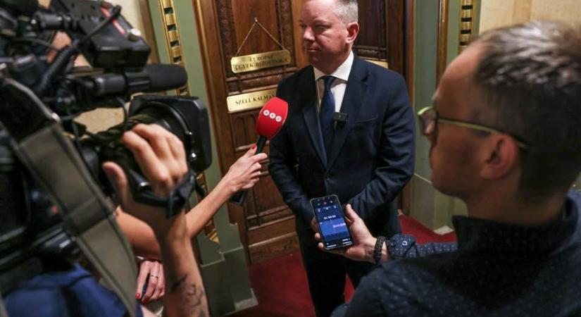 Ruhaárusként vádolják a belügyminisztert, pedig megüzente: előbb a bérrendezés jön