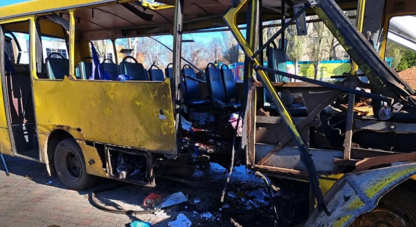 Orosz dróncsapás ért egy buszt Nikopol környékén