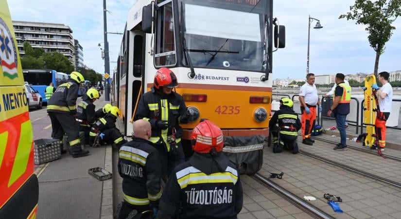 Meghalt a kisfiú, akit augusztusban villamos ütött el a Batthyány téren