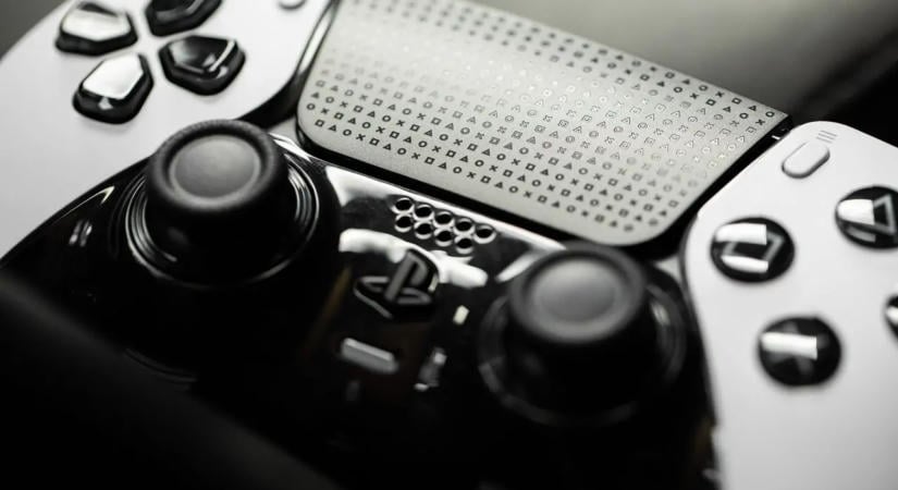 A Sony már a következő DualSense-generáción dolgozik, bejegyeztette az adaptív analóg karok technológiáját