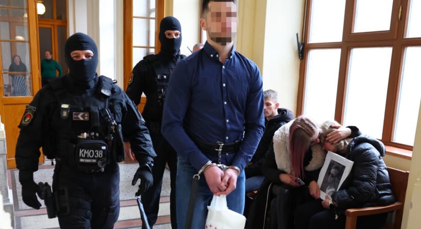 Friss fotón a Morrison's 2-es gyilkosság vádlottja - Elhunyt fia képét szorongatta a gyászoló édesanya, képtelen volt László szemébe nézni