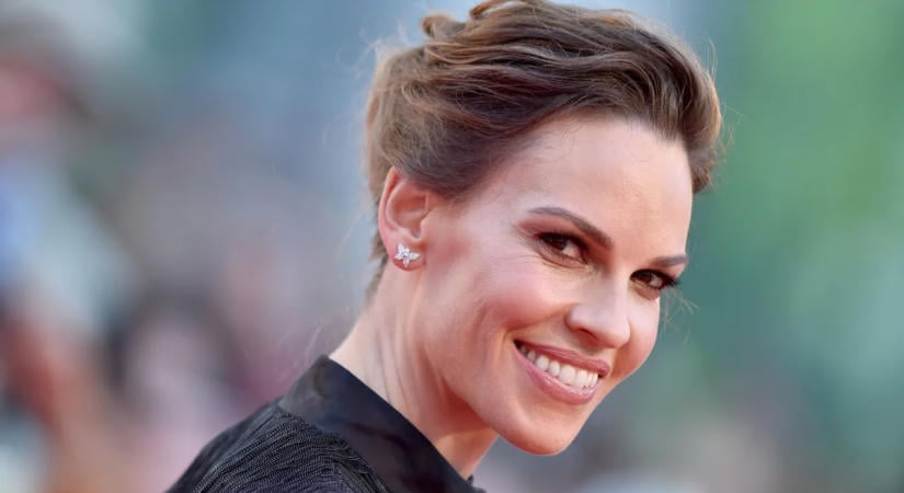 Hilary Swank váratlan bejelentést tett: 52 évesen újra anya lesz