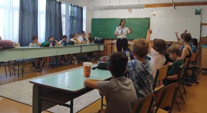 Drogszemüveget is felvehettek a gyerekek – különleges prevenciós program Bonyhádon (galéria)