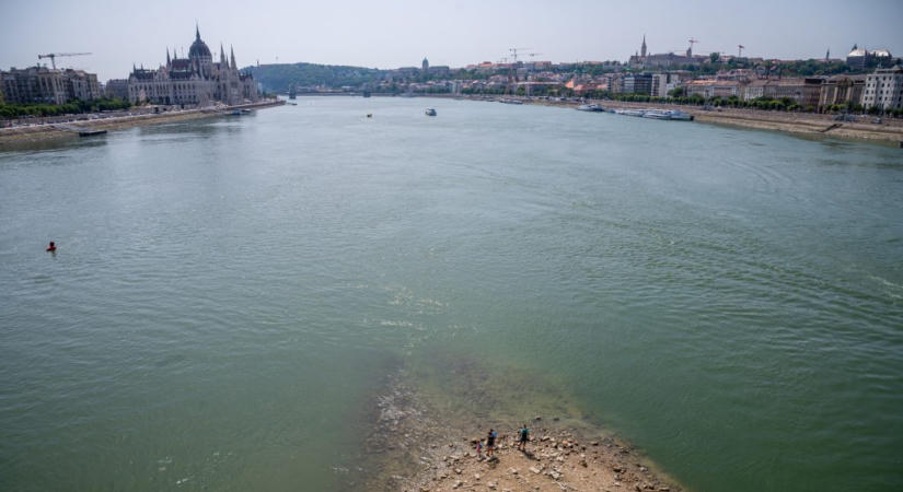Bejelentette a rendőrségen egy férfi, hogy egy lövedéknek látszó tárgyat látott Duna-parton, mire kiértek a zsaruk, eltűnt az iszapban lévő világháborús gránát