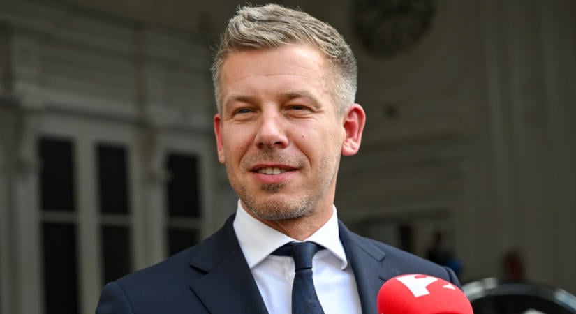 Bukósisak, kormány, ülés: Magyar Péter ma bringára váltott – fotó