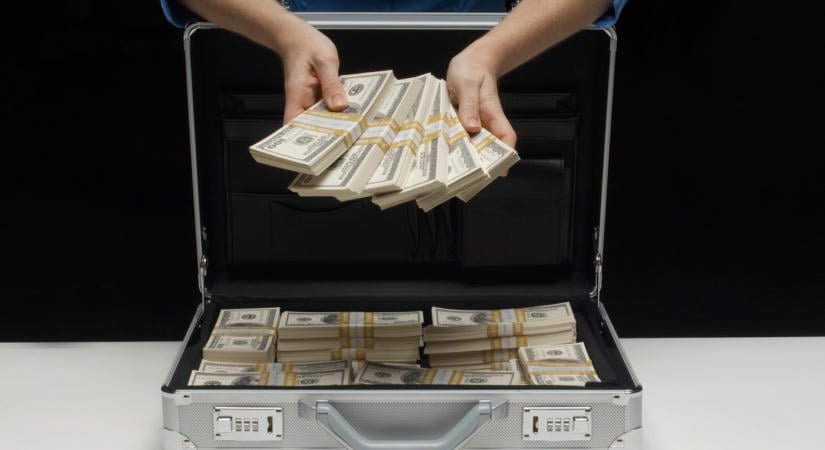 Hihetetlen kincs az ATM tetején: 42 millió forintra bukkant az utcán egy járókelő