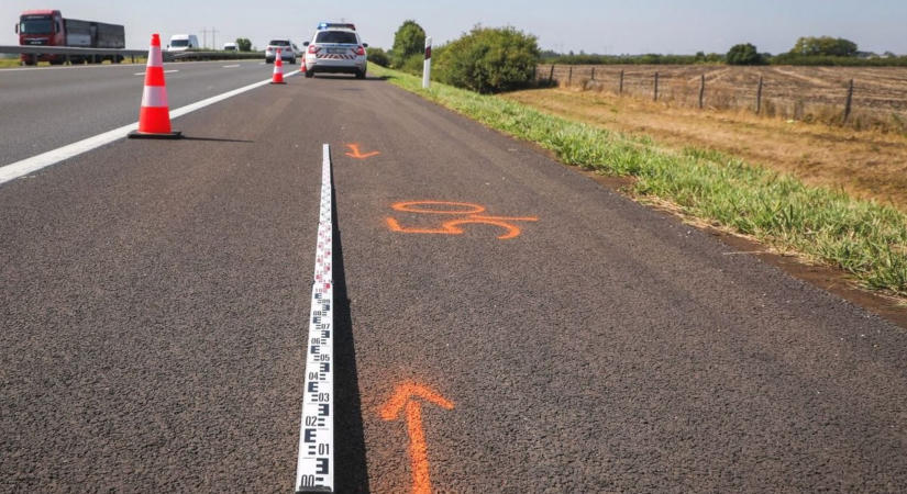 Munkagépnek rohant egy autó az M3-ason, a roncsba szorult sofőr meghalt