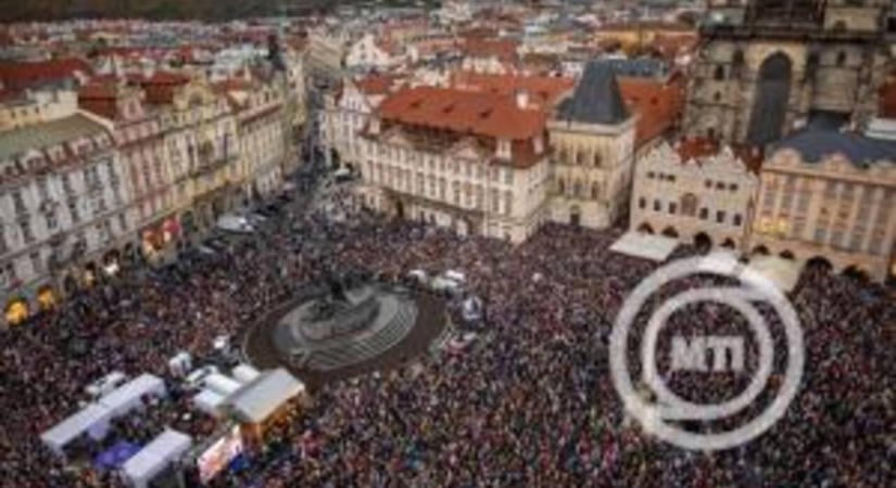 Megtelt Prága Óvárosi tere: tízezrek tiltakoztak a közmédia átalakítása ellen