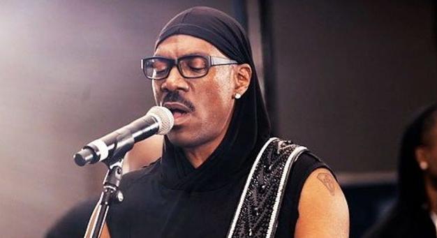 Eddie Murphy nemcsak színészként, de énekesként is kiválóan megállja a helyét (Videó!)