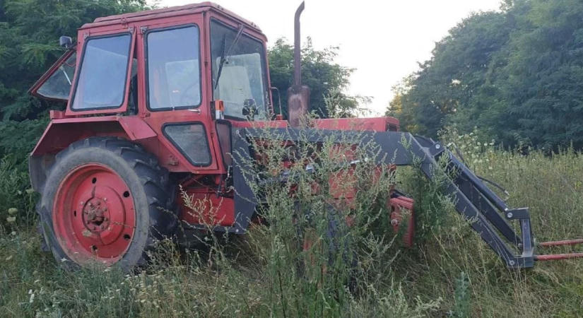 Négy járművel is próbálkozott, végül traktorral menekült egy belga férfi Bőszénfán