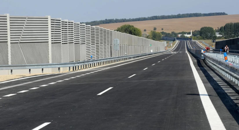 Fizetőssé vált egy ismert szakasz – ha erre jár, vegyen autópálya-matricát!