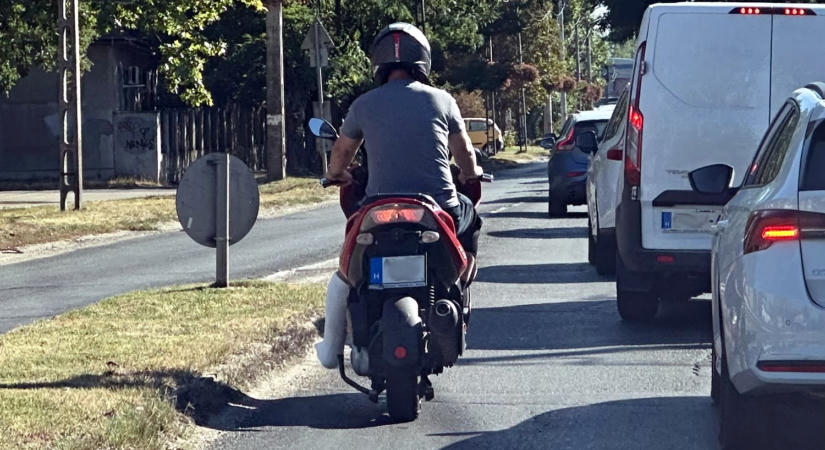 Hős vagy hülye? Gipszelt lábbal motorozott Dunaharasztiban