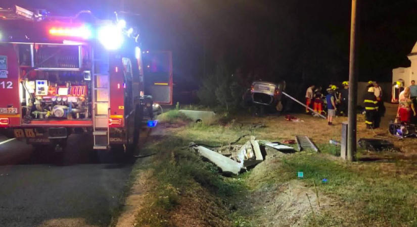 Súlyos baleset a 86-os főúton, egy személy beszorult az autóba - helyszíni fotók