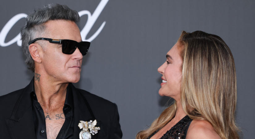 Robbie Williams lánya ritka családi fotón tűnt fel Párizsban