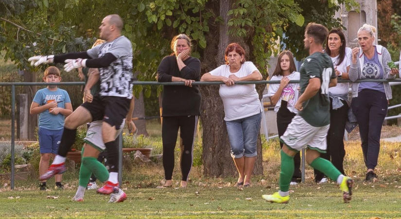 A kezezés után elszakad a cérna! Videón a botrányos Lánycsók-Himesháza bajnoki