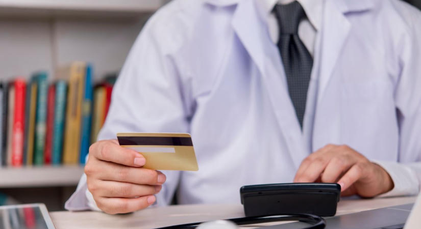 Közel 10 millió forintot keres egy orvos: elképesztő fizetések a magyar közegészségügyben