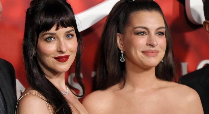 Utoljára lépett a vörös szőnyegre Anne Hathaway, Dakota Johnsonnal ki is maxolták a pózolást