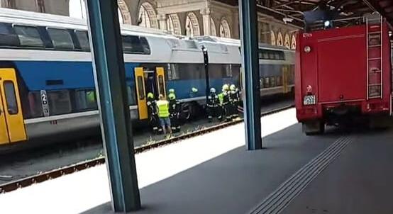 Négyszáz embernek kellett elhagynia egy füstölő vonatot a Keleti pályaudvaron