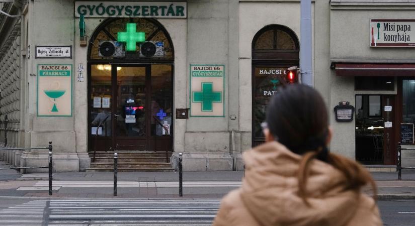 Gyógyszer-áfa eltörlése: érzékeny területre tévedt a kormány, kritikus pontokra figyelmeztetnek a szakmai szervezetek – „nem az éltet mentő gyógyszerek kerülnek sokba!"
