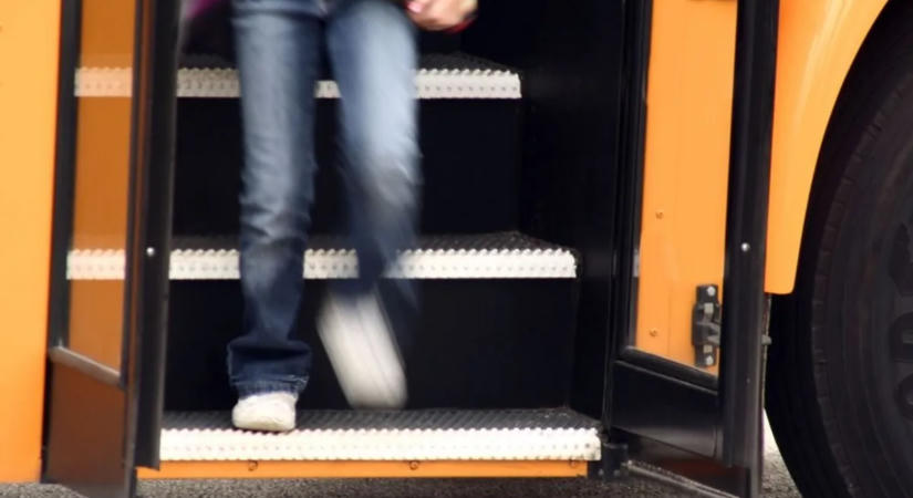 Beszorult a lába a kisfiúnak: végighúzta az utcán a busz - videó