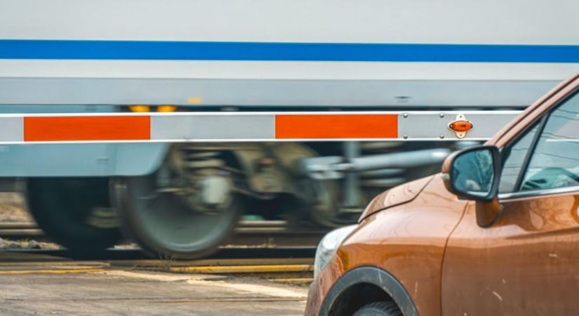 Tehervonat elé hajtott egy autó Börcsnél, a sofőr beszorult - súlyos fennakadás a vasútvonalon