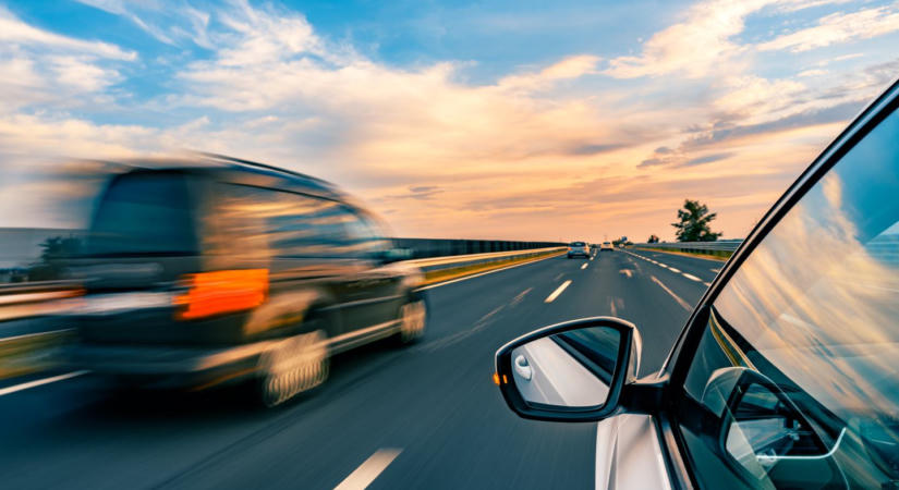 Már kevés a traffipax, bűncselekmény lehet az eszelős száguldás