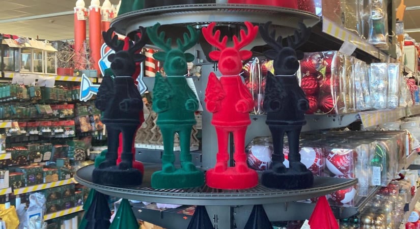 Nyári kánikula után téli ünnepkör? A Mikulásnak is sok ez a tempó – megjelent a karácsonyi dekoráció egy zalai üzletben