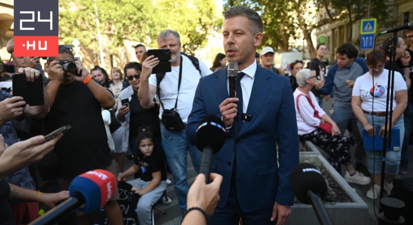 Magyar Péter átvette a szociális ágazatban dolgozók követeléseit a Miniszterelnökség előtti tüntetésen