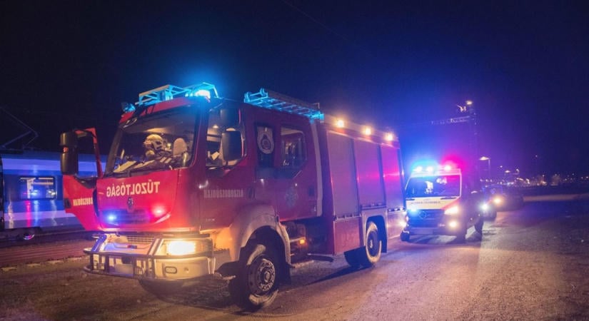 Azonnali leállás: autóval ütközött a Komlóról induló személyvonat