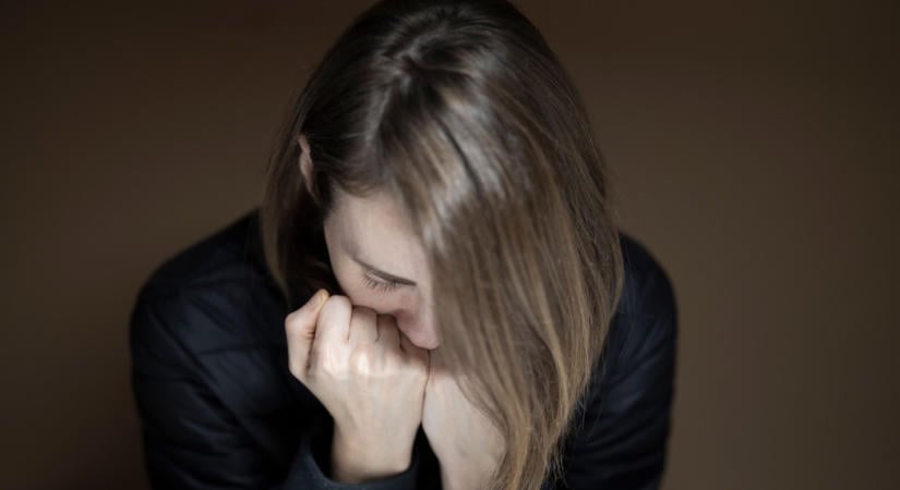 369 üzenettel zaklatta, majd késsel támadt a fiatal nőre egy budapesti férfi