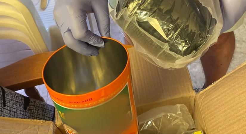 Teásdobozokban érkezett kábítószer Thaiföldről Magyarországra, két férfit letartóztattak – videó