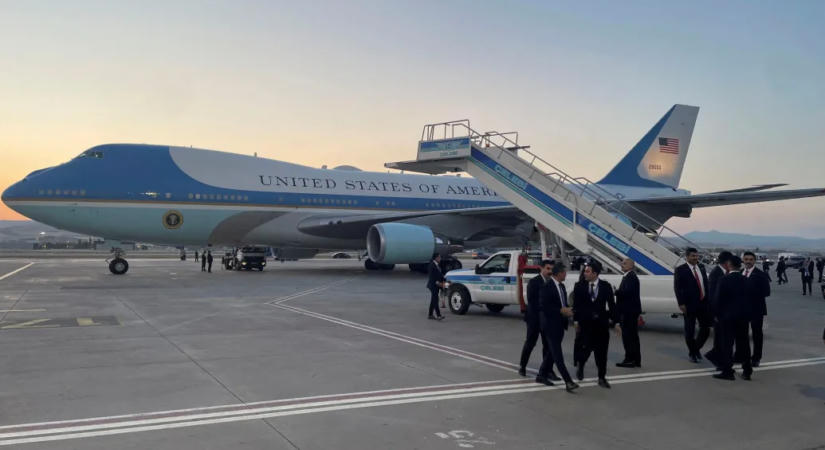 Trump két minisztere is a csaliként használt Air Force One-on maradt a törökországi NATO-csúcs után