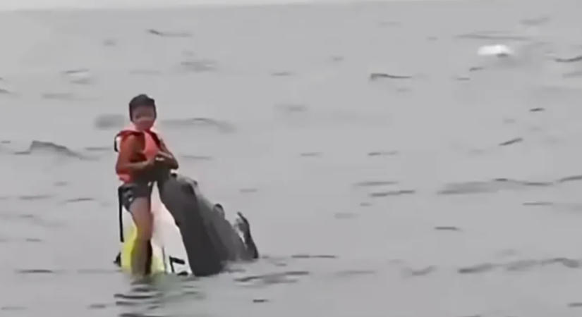 16 órán át kapaszkodott a felborult jet-skibe két kisfiával a nyílt vízen egy apa Thaiföld partjainál