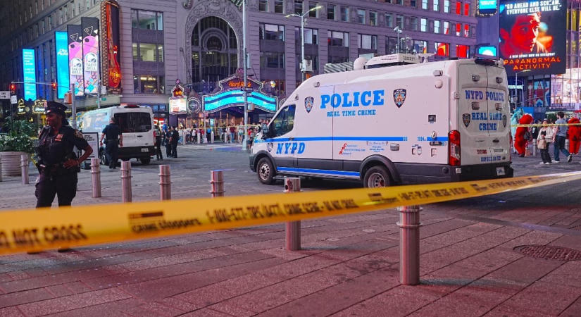 Vélhetően mentális problémákkal küzdött a járókelőket megkéselő nő, akit lelőtt a rendőrség New Yorkban
