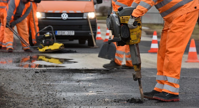 Burkolatjavítás miatt forgalomkorlátozás lesz a 33-as főúton