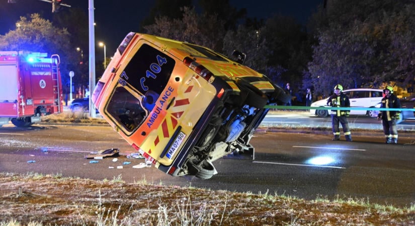 Videókon a horrorbaleset: így borult fel a mentőautó Budapesten