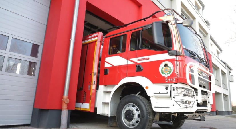 Hatalmas lángokkal égett a kamion vontatója a 62-es főúton