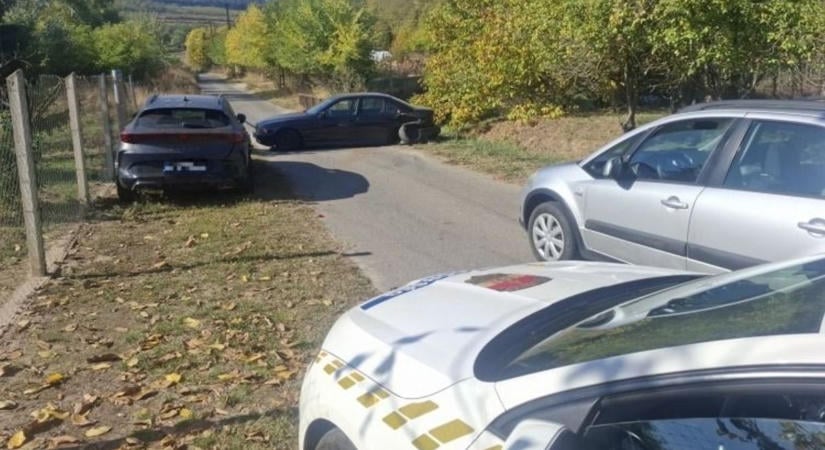 Sört vett, beült az autóba, kis híján rendőröket gázolt halálra – elképesztő menekülés lett a vége (VIDEÓVAL)