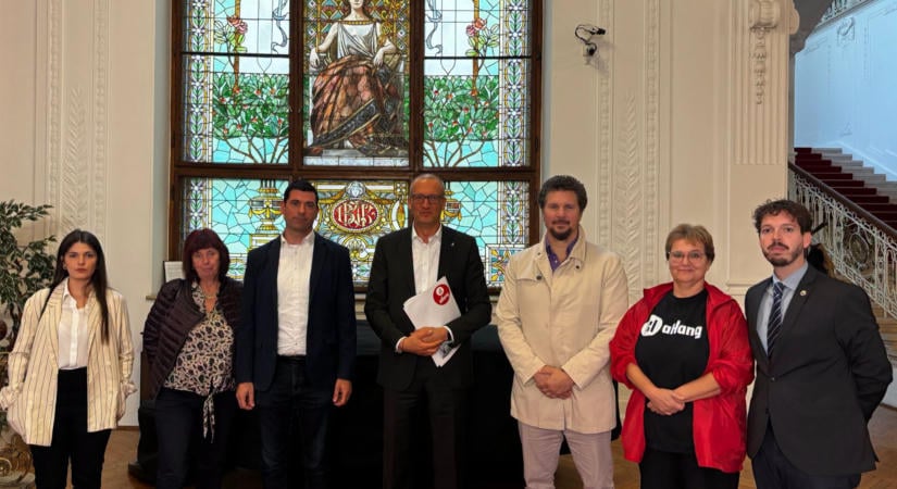 Több mint hétezren álltak ki a Pannon Filharmonikusokért, minisztérium elé került az ügy