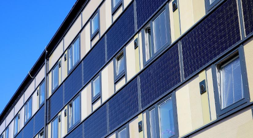 Jönnek a napelemek az önkormányzati lakások erkélyére