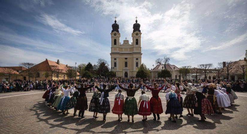 Virágvasárnap csodája Tatán: több száz népviseletes tölti meg élettel a Kossuth teret