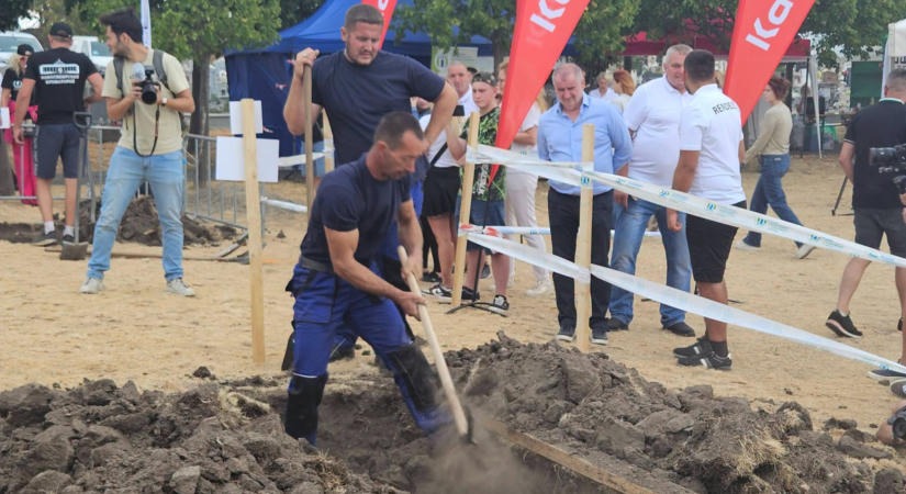 Megvédték bajnoki címüket a hajdúböszörményi sírásók