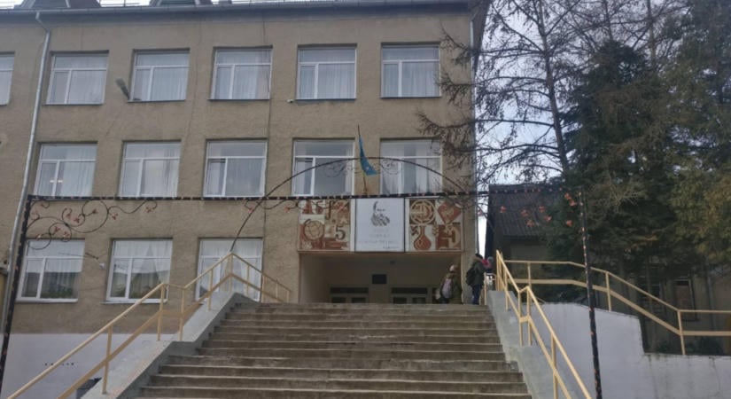 Közel 570 ezer hrivnyát sikkasztottak el egy kárpátaljai líceumban, öt ember kerül bíróság elé