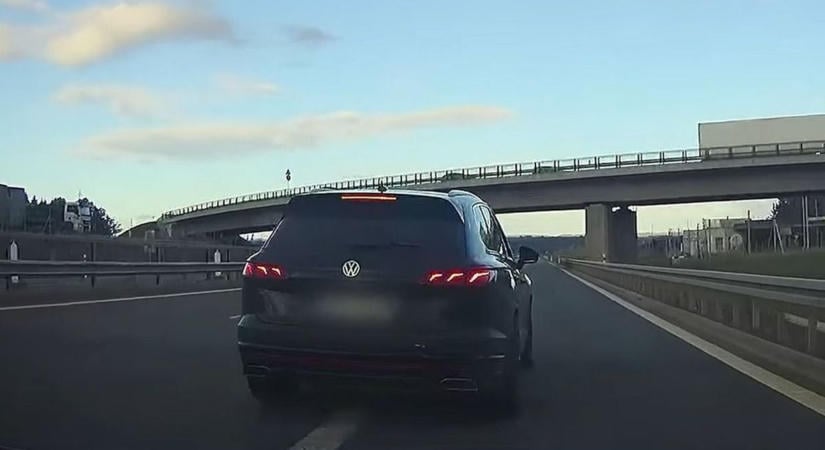 Videón a brutális támadás, nőre és kislányára támadtak az autópályán