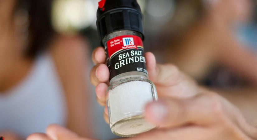 Nem véletlenül recés a sószórók alja, fontos funkciót rejt, de senki nem ismeri