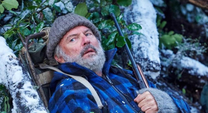 Mától az HBO Maxon: 97%-os vígjáték érkezett Sam Neillel, amit vétek lenne kihagyni