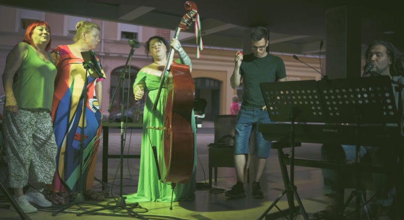 Disney-mesék dallamai – ismét telt házas koncertet adott az M&M Acoustic Duo